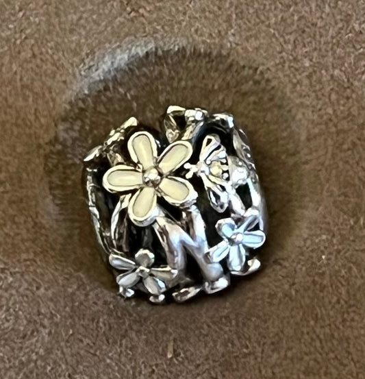 Pandora white daisies charm
